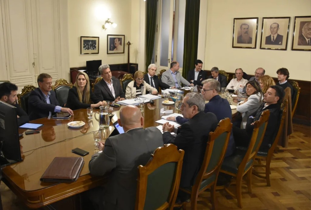 Reunión de Lousteau, De Loredo y Vischi para discutir el Presupuesto&nbsp;2025