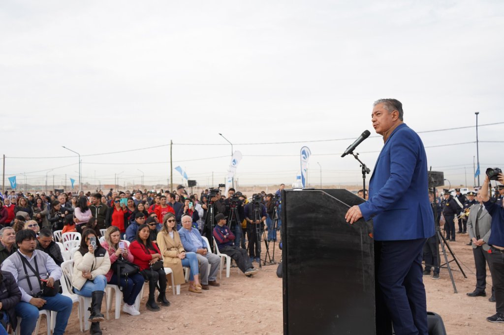 Rolo Figueroa hace entrega de 367 lotes en Neuquén Capital: “Estamos acá para resolver los problemas y defender la&nbsp;neuquinidad”